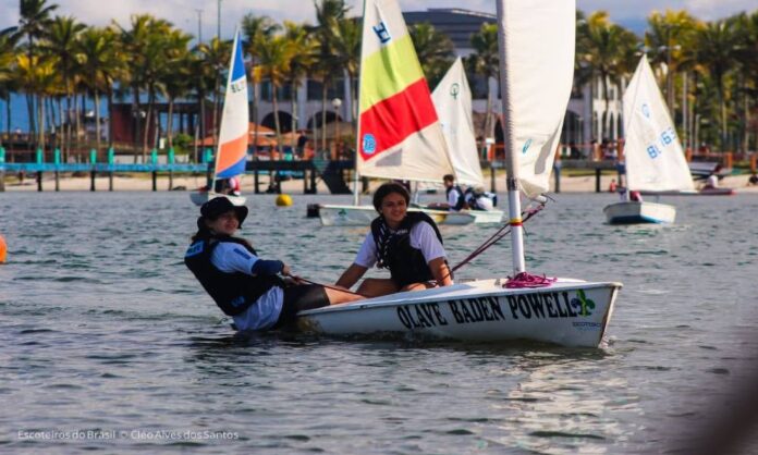 Escoteiros do Mar competem em vela no Rio Itiberê