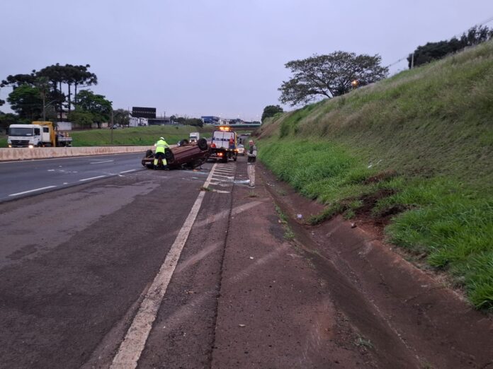 Motorista fica ferido após carro capotar na PRC-467 em Cascavel