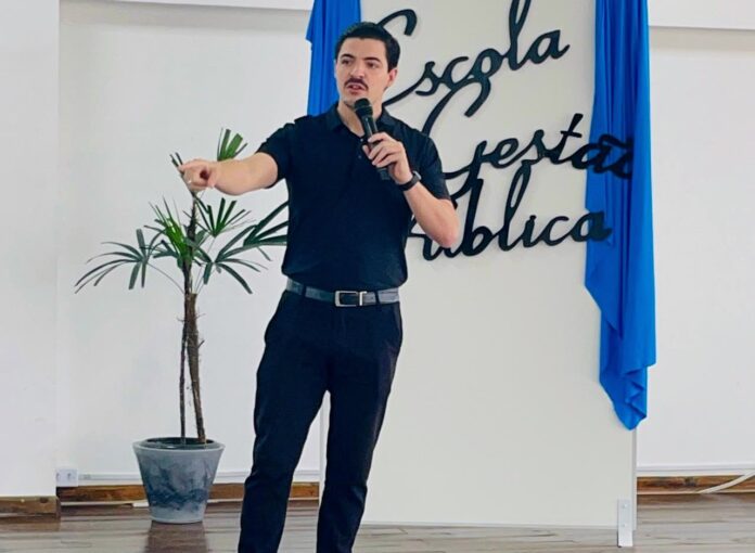 Colombo realiza palestra sobre escolhas profissionais para jovens estagiários
