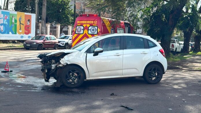Colisão com quatro veículos deixa motorista ferido no Centro de Cascavel