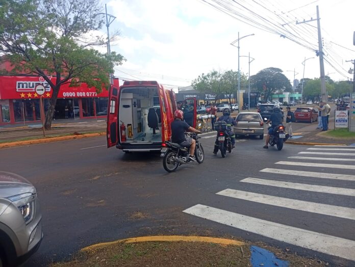 Motociclista de 27 anos é socorrido após colisão no Largo São Vicente de Paula em Toledo