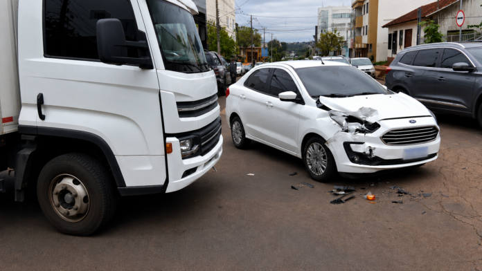Caminhão e Ford Ka batem no cruzamento da Rui Barbosa com 15 de Novembro em Toledo