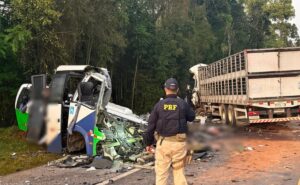 Micro-onibus destruido apos colisao frontal com carreta na BR-373, em Ipiranga
