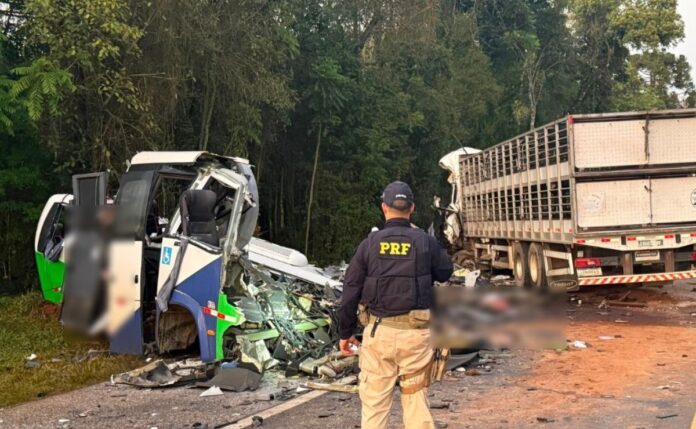 Micro-onibus destruido apos colisao frontal com carreta na BR-373, em Ipiranga