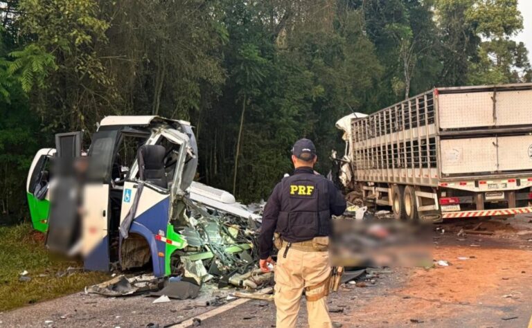 Micro-onibus destruido apos colisao frontal com carreta na BR-373, em Ipiranga