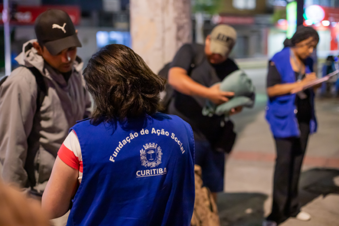 Frio de 8ºC dispara busca ativa de moradores de rua em Curitiba