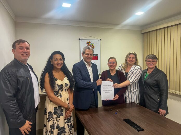 Prefeitura entrega proposta de novo plano de carreira para professores municipais