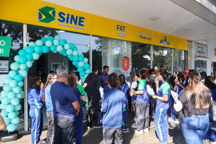 417 jovens recebem encaminhamento em feirão de emprego em Maringá