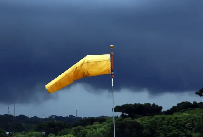 Tempestade com ventos de até 100 km/h atinge Paraná até segunda-feira