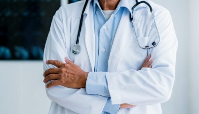 Hospital Universitário abre vagas para profissionais de saúde com salário até R$ 23,6 mil