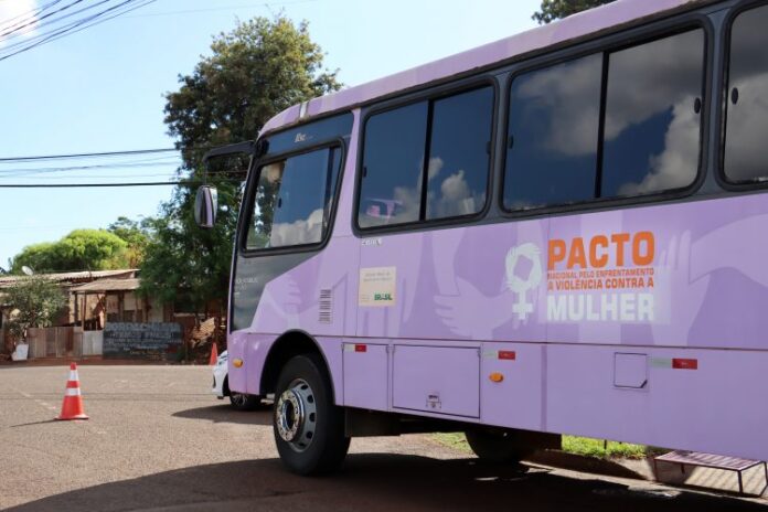 Ônibus Lilás leva serviços de apoio à mulher para praça no centro de Londrina