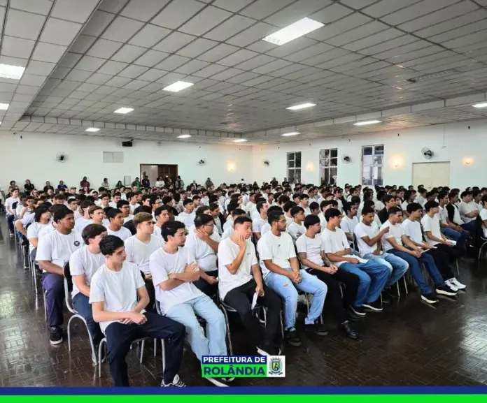 Cerimônia de Juramento à Bandeira reúne 450 jovens em Rolândia