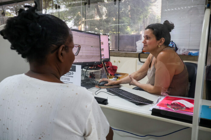 Prefeitura de Maringá flexibiliza horário e servidoras mães relatam melhor equilíbrio