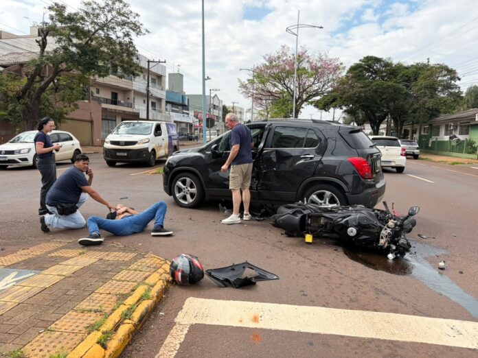 Motociclista é lançado sobre carro durante retorno em Toledo
