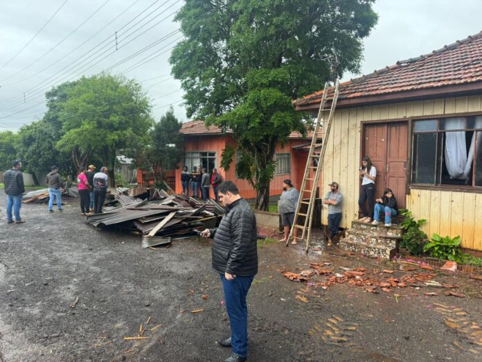 Tempestade em Francisco Beltrão danifica casas e fecha unidade de saúde