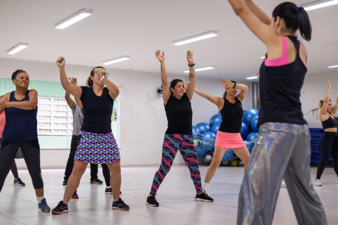 Centros esportivos de Maringá abrem vagas em dança, tênis e basquete; veja como se inscrever