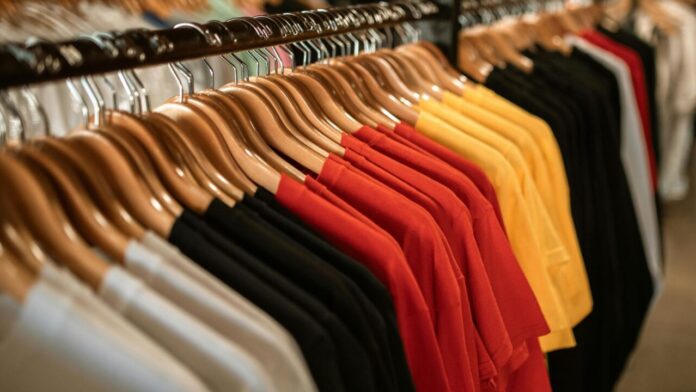 Bazar do Provopar em Curitiba oferece roupas de marca neste sábado