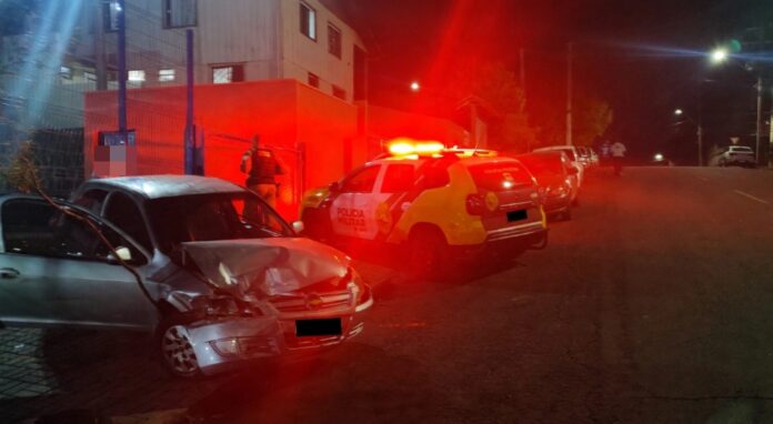 Motorista é preso por dirigir embriagado após bater em muro e outro carro em Francisco Beltrão