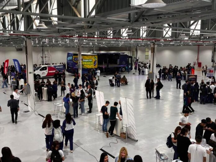 Mais de 1.500 jovens conhecem oportunidades de trabalho em evento de Campo Largo