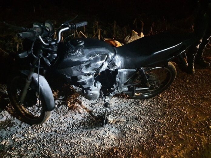 Motocicleta Honda é encontrada queimada em estrada de Toledo