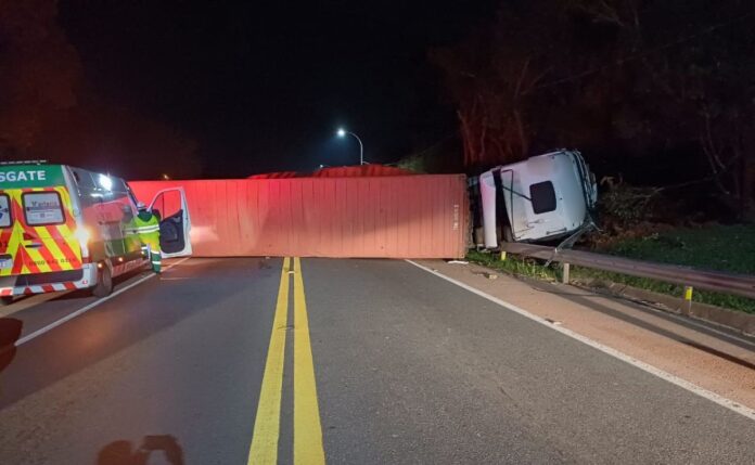 Caminhonete invade contramão na BR-116 em Quitandinha e cai em ribanceira