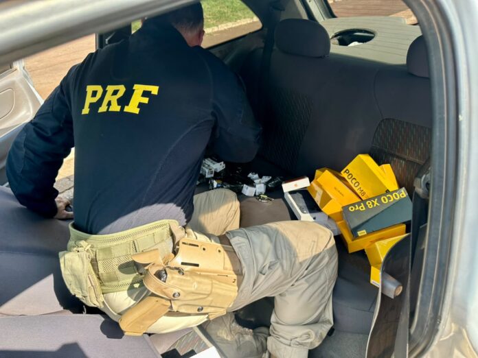 PRF apreende 16 celulares, medicamentos e perfumes em abordagem na BR-277