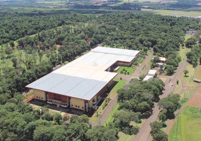 Foz do Iguaçu abre consulta para transformar Centro de Convenções em polo de investimentos