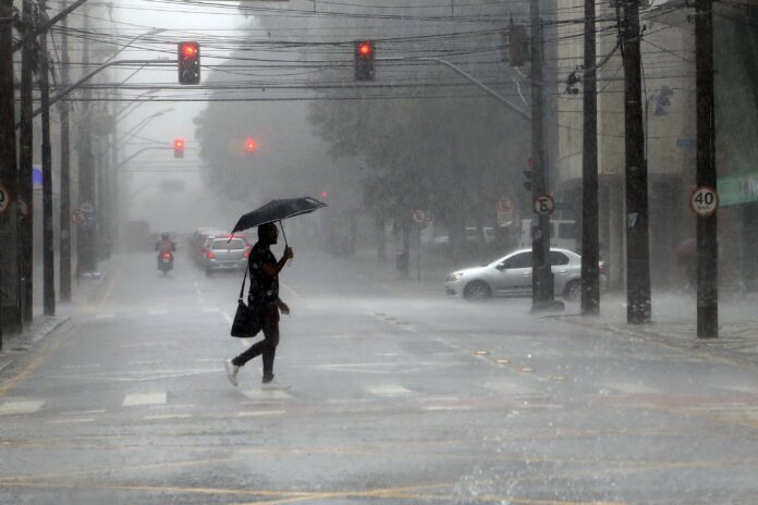 Ciclone-bomba traz temporais e frio intenso ao Paraná a partir de quinta