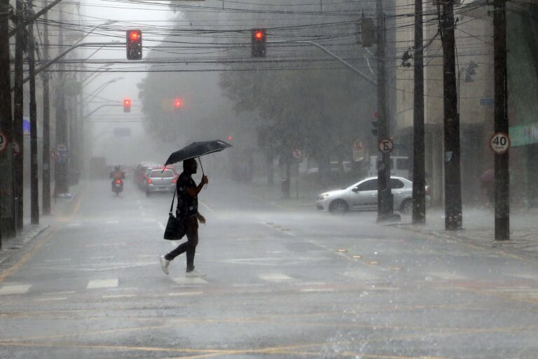 Ciclone-bomba traz temporais e frio intenso ao Paraná a partir de quinta