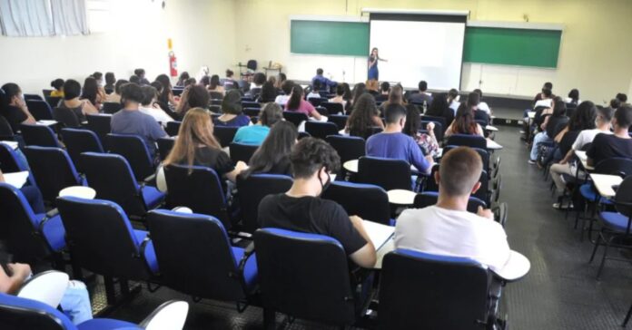 Aulão de revisão gratuito prepara alunos para vestibular da UEL nesta sexta