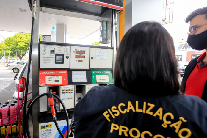 Gasolina varia 12,92% entre postos de Maringá, aponta pesquisa do Procon