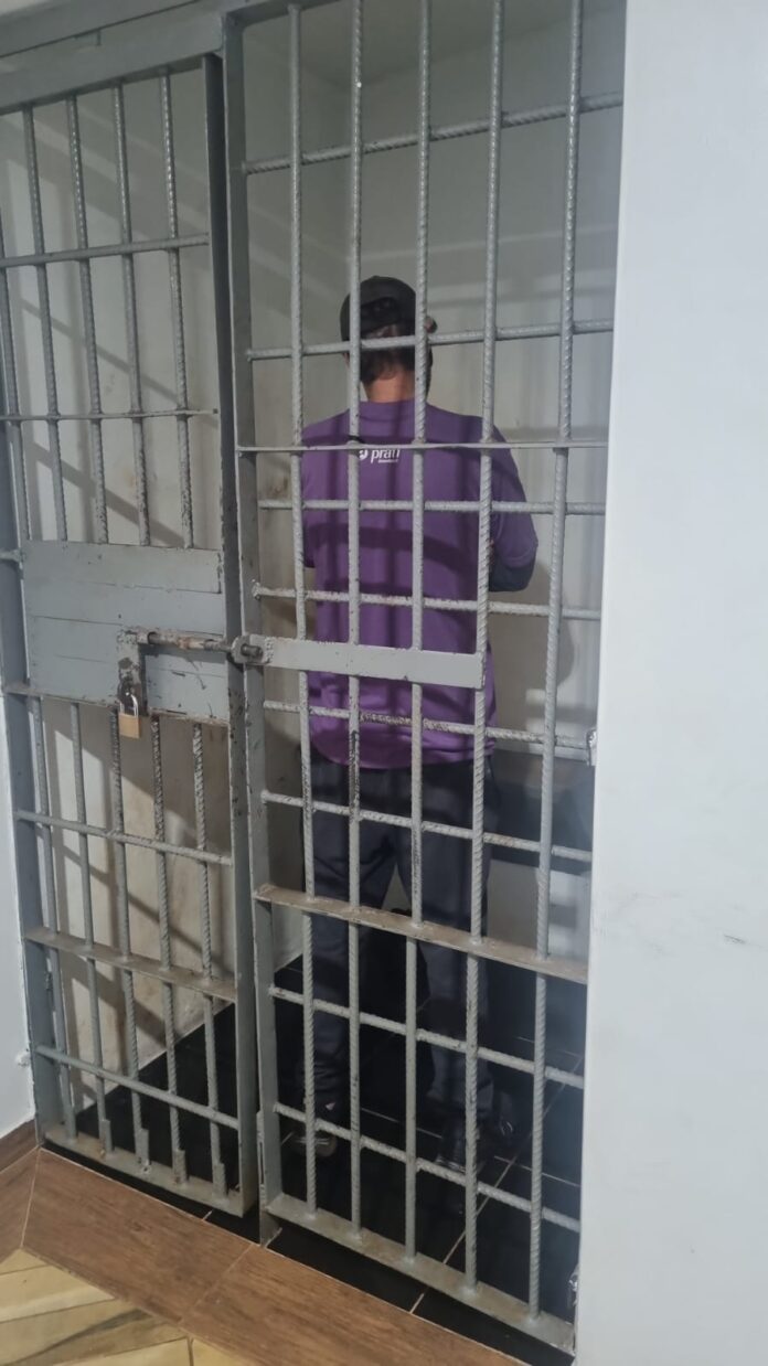 Homem é preso em Toledo após voltar à casa da ex e desrespeitar medida protetiva