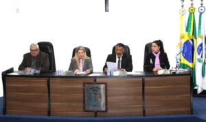 Câmara de Irati aprova 4 projetos e homenageia esportista em sessão