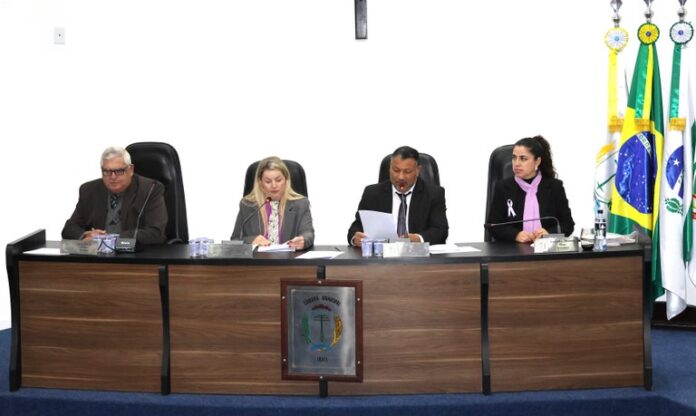 Câmara de Irati aprova 4 projetos e homenageia esportista em sessão