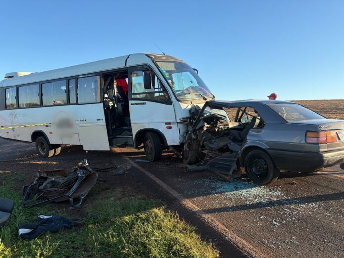 Homem fica grave após carro e micro-ônibus colidirem na PR-473