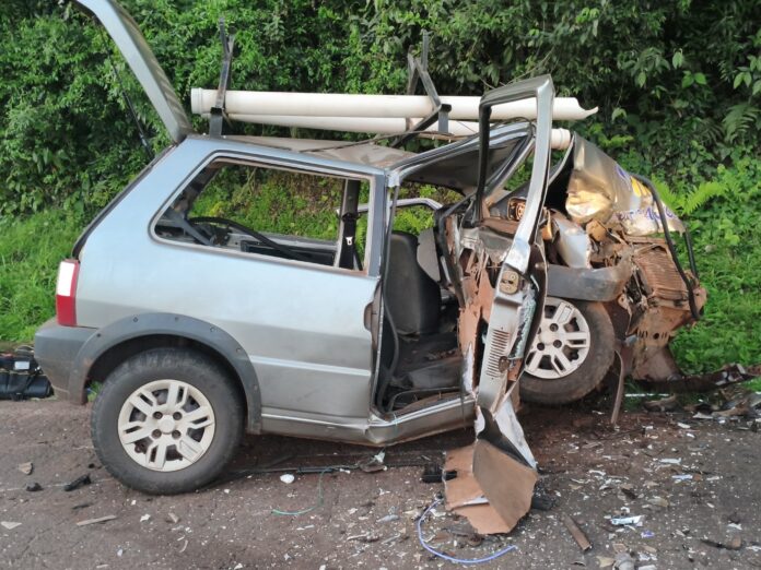 Colisão frontal na PR-493 entre Dois Vizinhos e Verê deixa três feridos graves