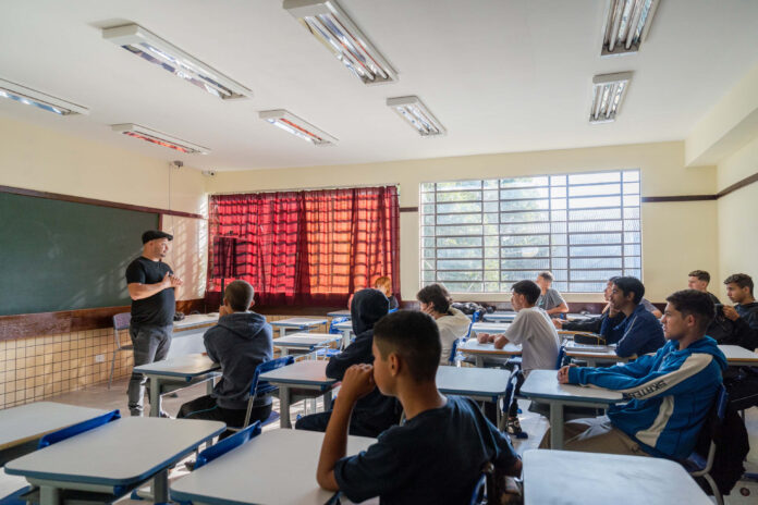 Inscrições para professor temporário do Estado encerram segunda (24); salários até R$ 6,9 mil