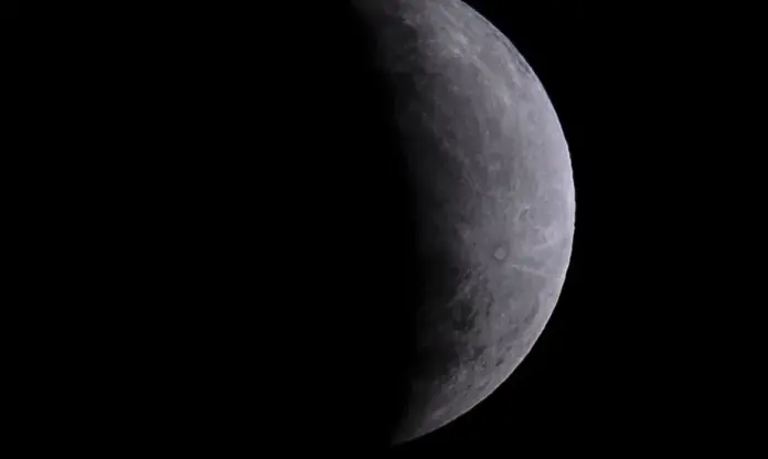 Lua fica 96% escura nesta quinta à noite; veja o horário do eclipse