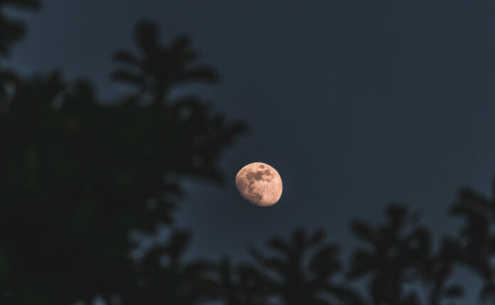 Eclipse lunar com 93% da Lua encoberta será visível no Brasil na noite de quinta