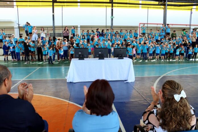 Escola Nina Gardemann recebe 35 computadores para ampliar aulas de tecnologia