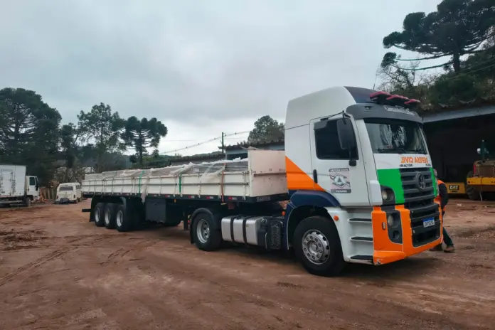 Defesa Civil entrega 2.600 telhas para casas destruídas em tornado de Piraí do Sul