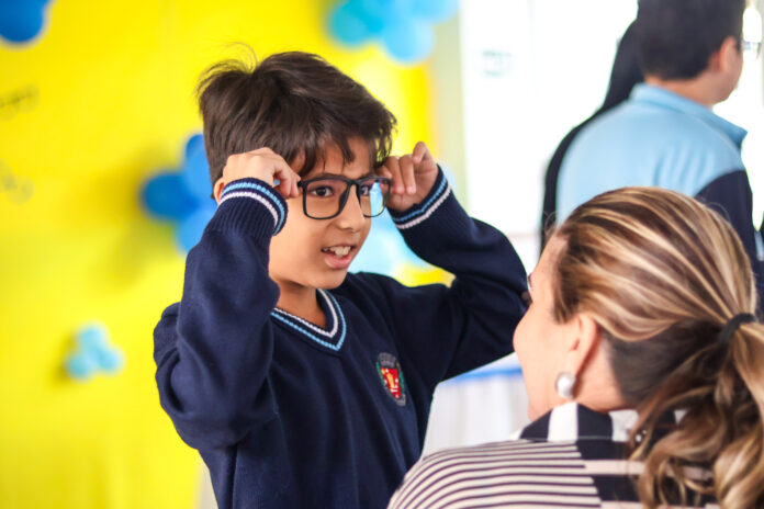 Programa entrega 52 óculos gratuitos a estudantes de Maringá