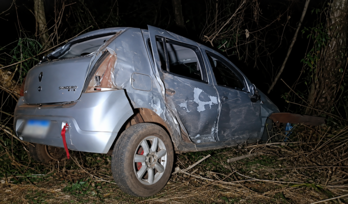 Casal é socorrido após carro sair da pista na PR-317 entre Toledo e Assis Chateaubriand