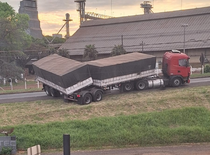Carreta interdita PR-317 em Maringá; trânsito congestionado sentido Floresta