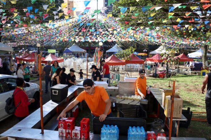 Festa Julina na Praça da Bandeira junta comida típica, música e solidariedade