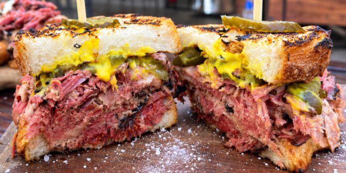 Bar de Curitiba traz festival de pastrami com receitas inéditas