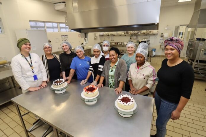 Curso de tortas gratuito capacita 15 mulheres para ampliar renda em Londrina
