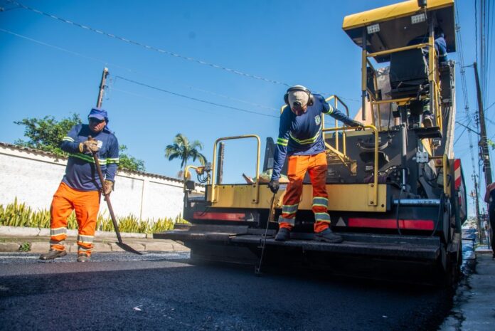 Prefeitura pavimenta Rua Romã na Vila São Vicente com asfalto novo