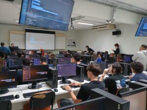 Curso gratuito de programação abre inscrições para alunos do ensino médio