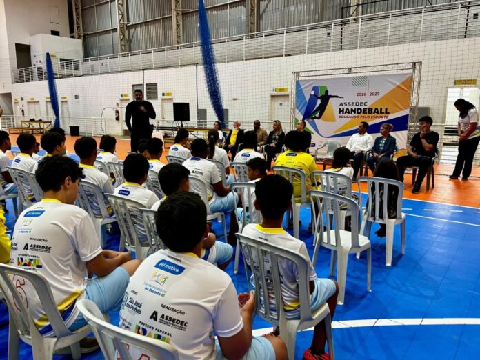 Handebol gratuito atrai 100 jovens em São José dos Pinhais